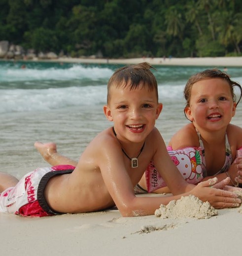 Perhentian kinderen op het strand